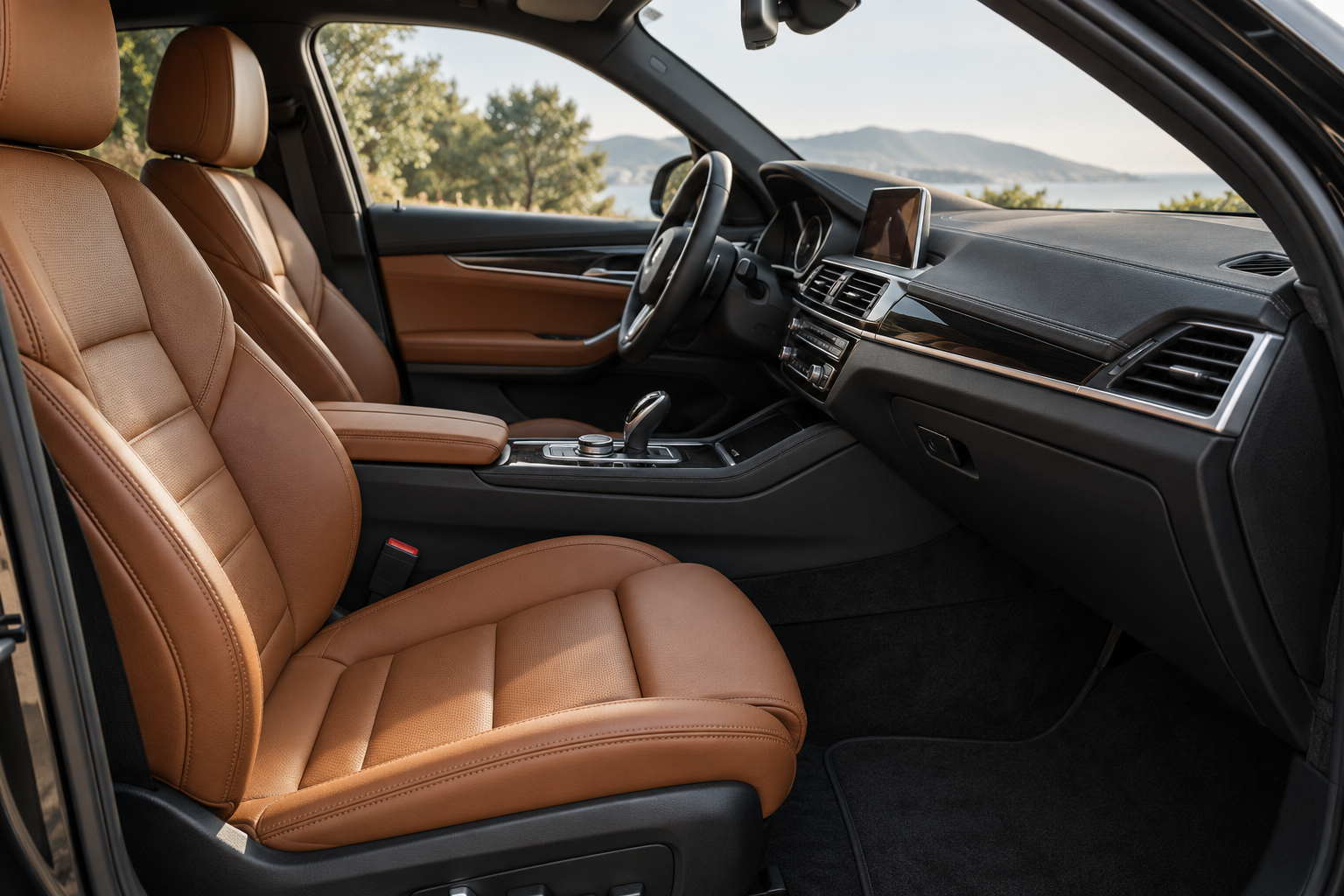 Intérieur automobile soigné avec des sièges en cuir cognac